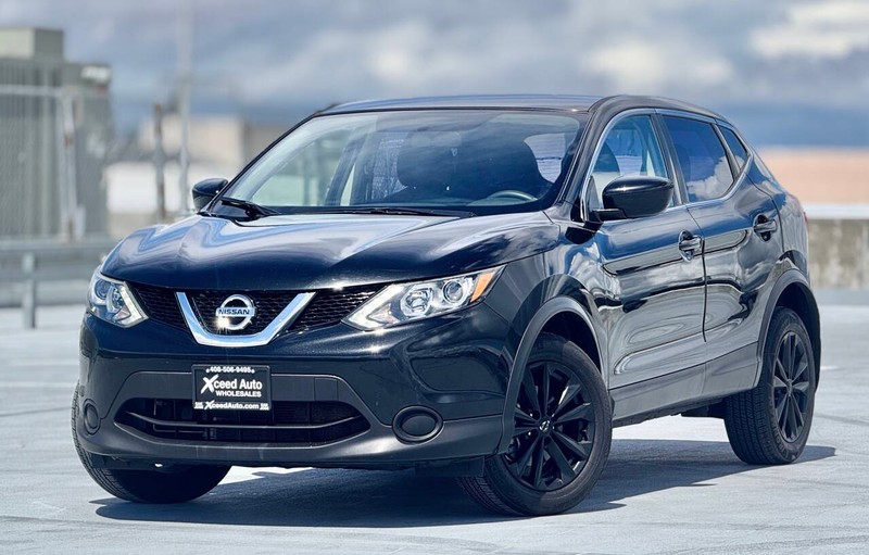 Nissan Rogue Sport Vehicle Full-screen Gallery Image 02