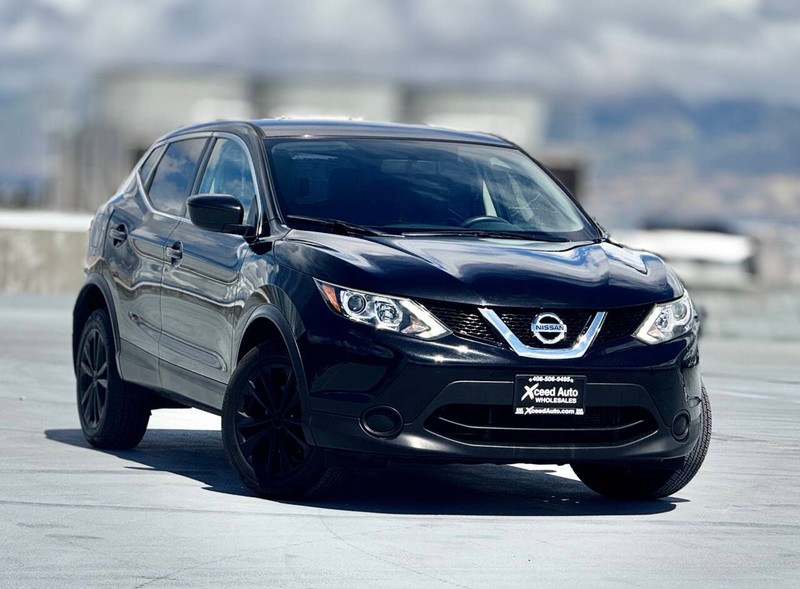 Nissan Rogue Sport Vehicle Full-screen Gallery Image 03