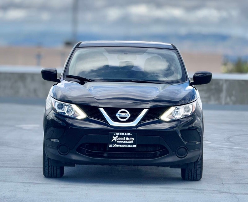 Nissan Rogue Sport Vehicle Full-screen Gallery Image 04