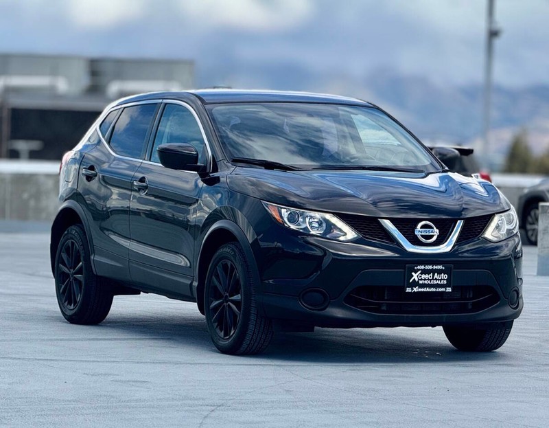 Nissan Rogue Sport Vehicle Full-screen Gallery Image 05