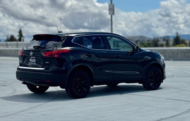 Nissan Rogue Sport Vehicle Full-screen Gallery Image 07