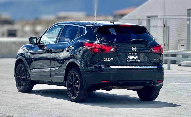 Nissan Rogue Sport Vehicle Full-screen Gallery Image 08