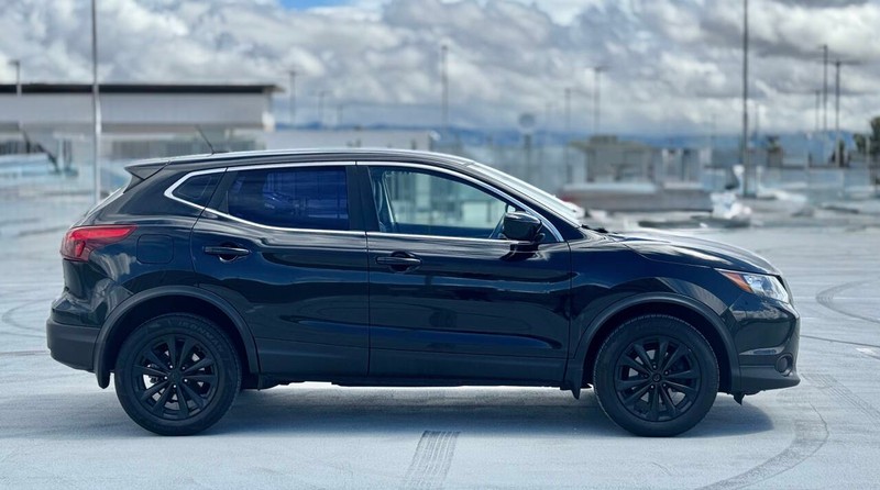 Nissan Rogue Sport Vehicle Full-screen Gallery Image 09