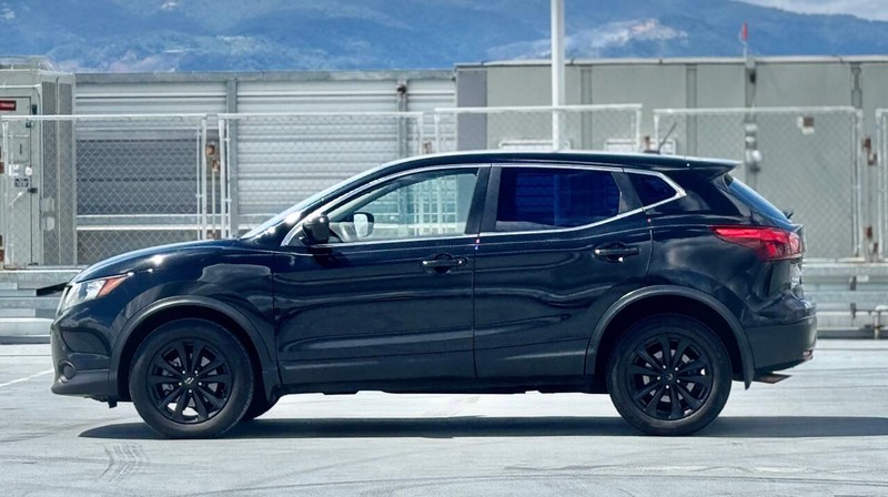 Nissan Rogue Sport Vehicle Full-screen Gallery Image 10
