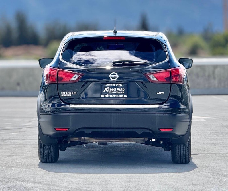 Nissan Rogue Sport Vehicle Full-screen Gallery Image 11