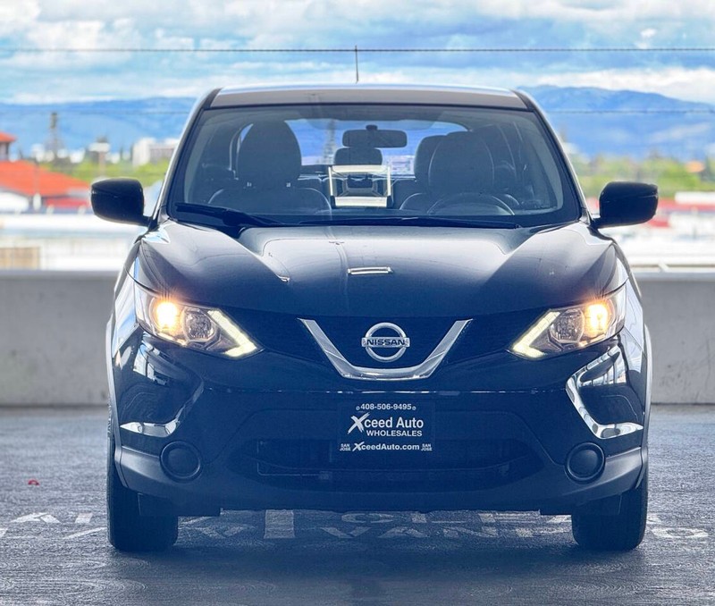 Nissan Rogue Sport Vehicle Full-screen Gallery Image 12