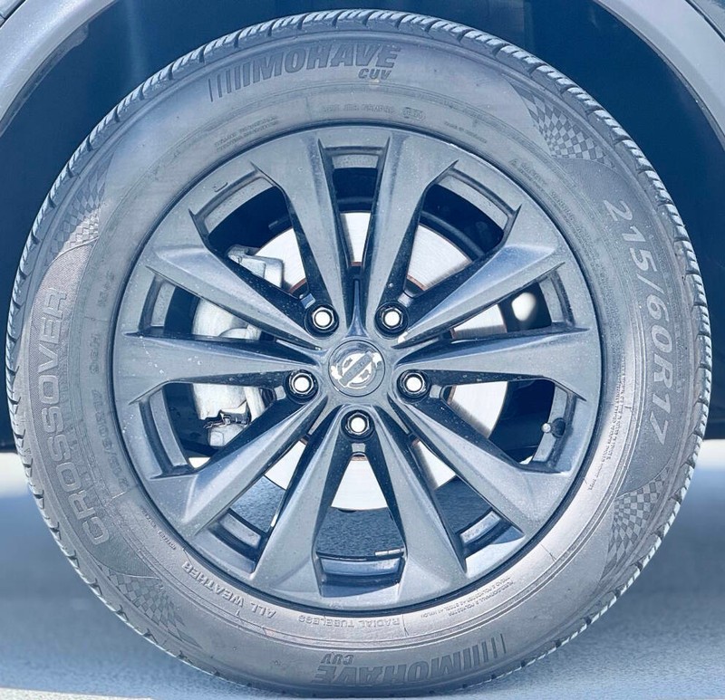 Nissan Rogue Sport Vehicle Full-screen Gallery Image 13