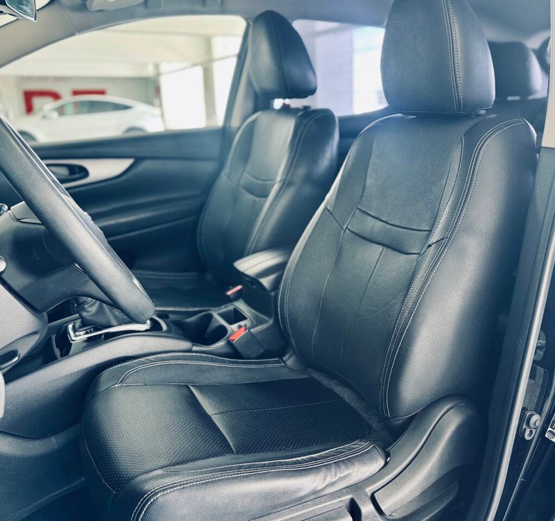 Nissan Rogue Sport Vehicle Full-screen Gallery Image 19