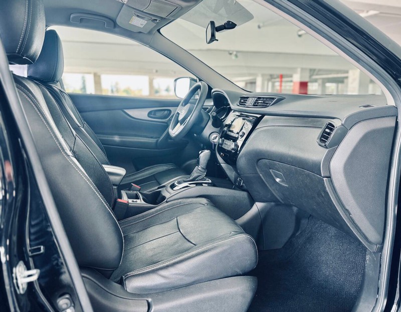 Nissan Rogue Sport Vehicle Full-screen Gallery Image 21