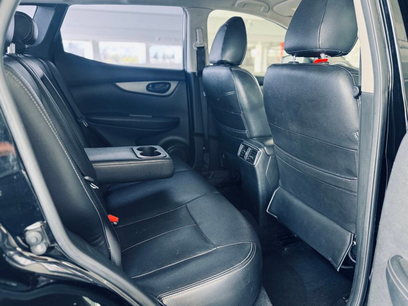 Nissan Rogue Sport Vehicle Full-screen Gallery Image 23