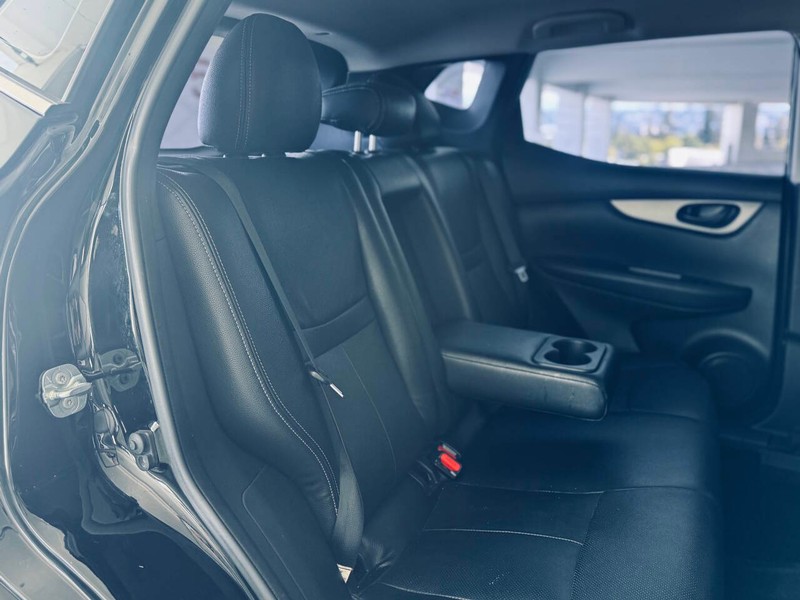 Nissan Rogue Sport Vehicle Full-screen Gallery Image 24