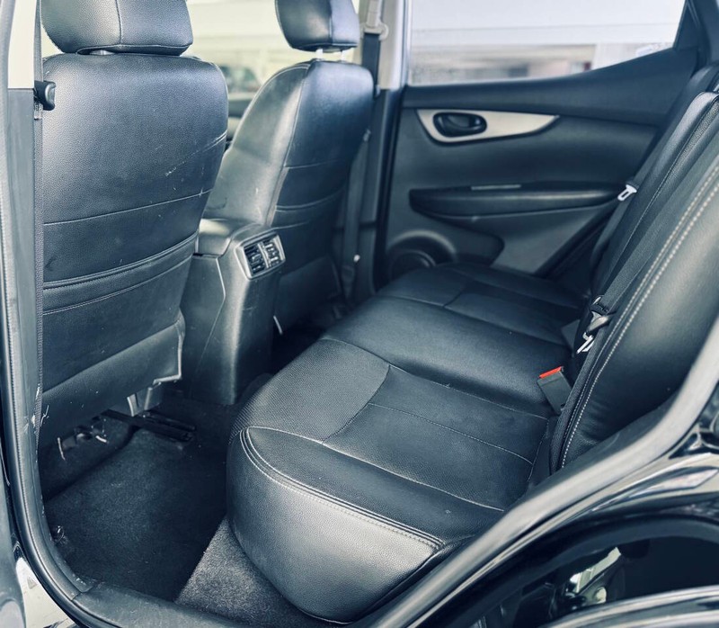 Nissan Rogue Sport Vehicle Full-screen Gallery Image 25