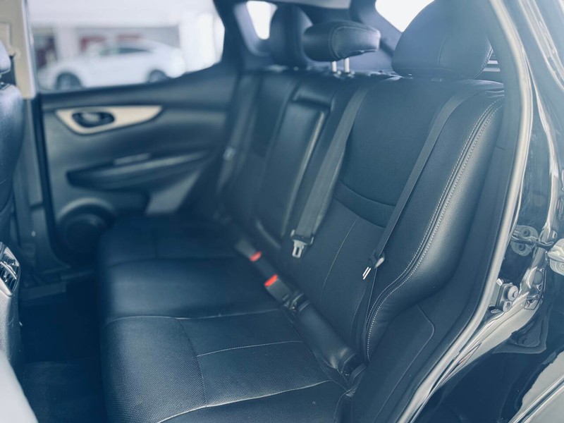 Nissan Rogue Sport Vehicle Full-screen Gallery Image 26