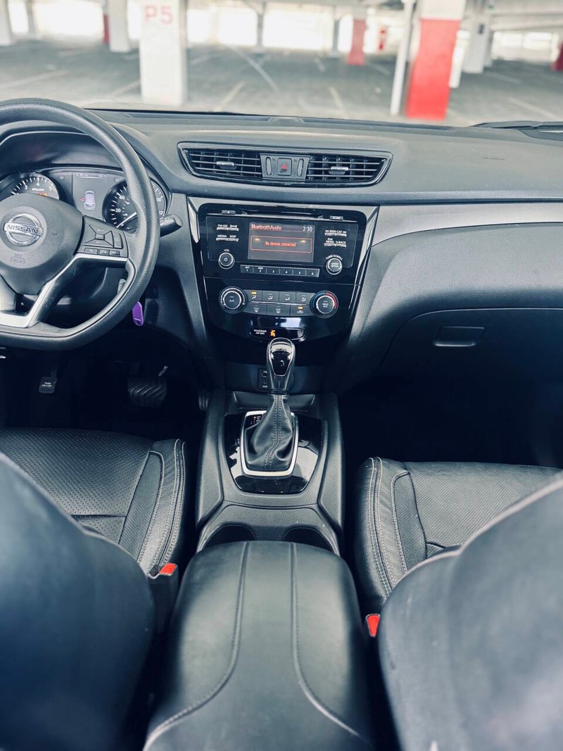 Nissan Rogue Sport Vehicle Full-screen Gallery Image 27