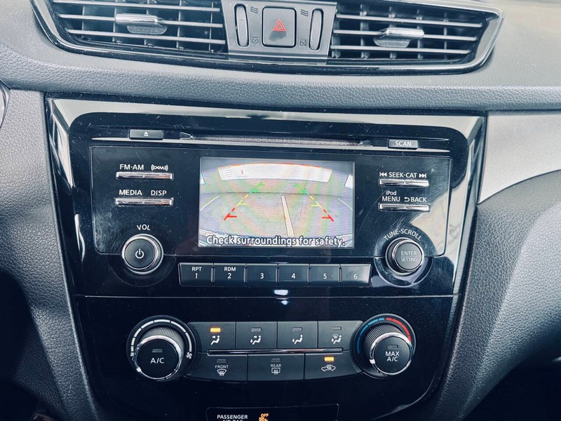 Nissan Rogue Sport Vehicle Full-screen Gallery Image 28