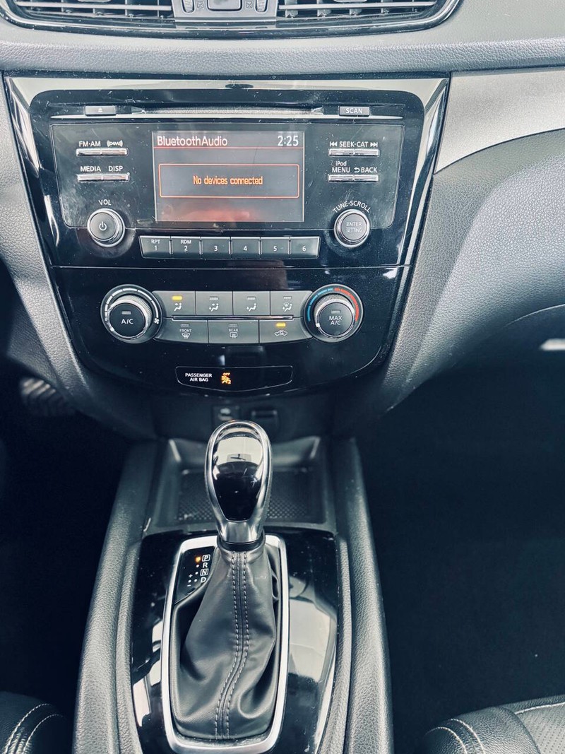 Nissan Rogue Sport Vehicle Full-screen Gallery Image 30