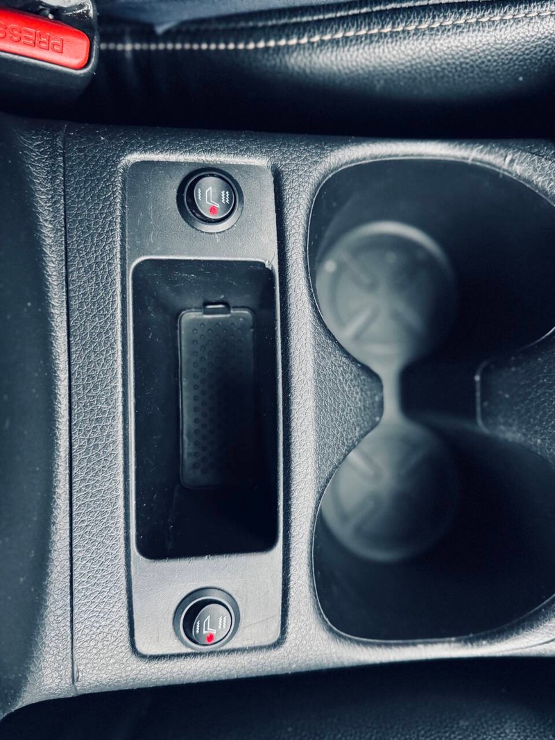 Nissan Rogue Sport Vehicle Full-screen Gallery Image 31