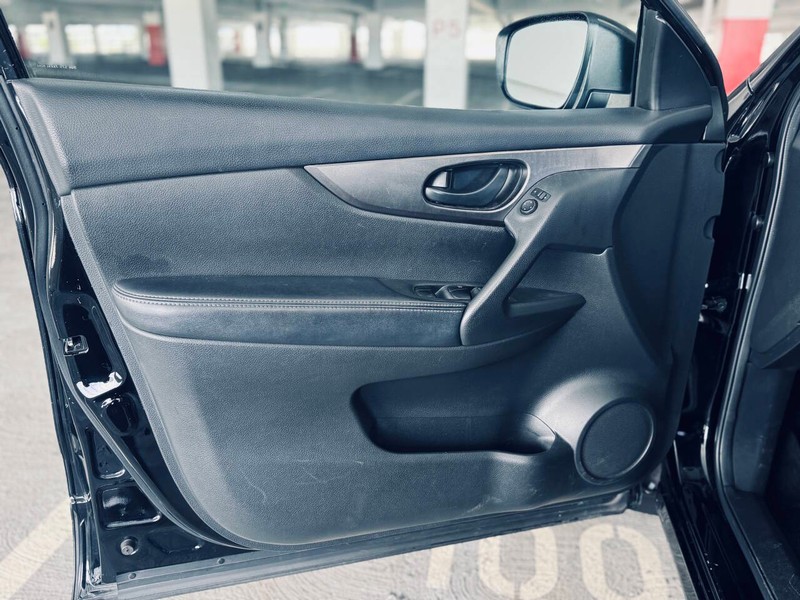 Nissan Rogue Sport Vehicle Full-screen Gallery Image 33