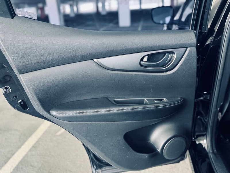Nissan Rogue Sport Vehicle Full-screen Gallery Image 36