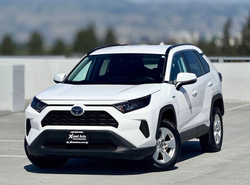 Toyota RAV4 Hybrid Vehicle Full-screen Gallery Image 02