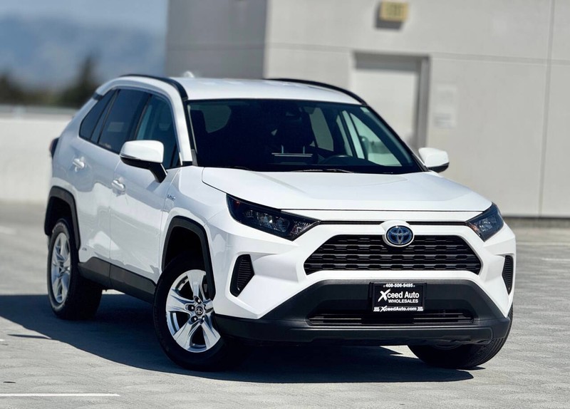 Toyota RAV4 Hybrid Vehicle Full-screen Gallery Image 03