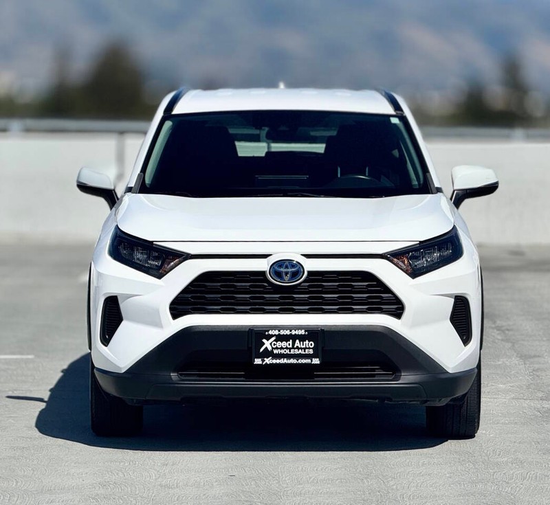 Toyota RAV4 Hybrid Vehicle Full-screen Gallery Image 04