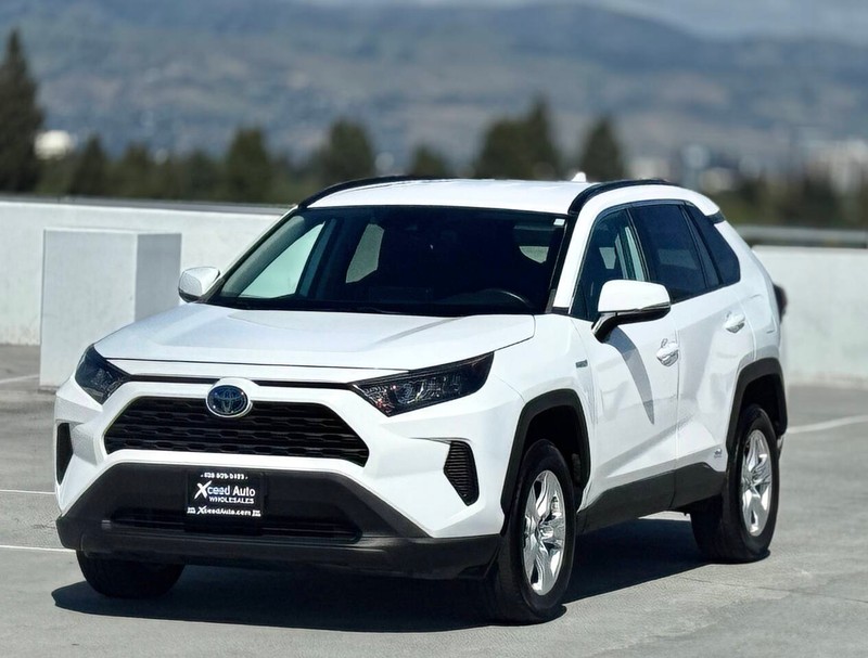 Toyota RAV4 Hybrid Vehicle Full-screen Gallery Image 05