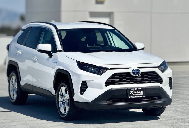 Toyota RAV4 Hybrid Vehicle Full-screen Gallery Image 06