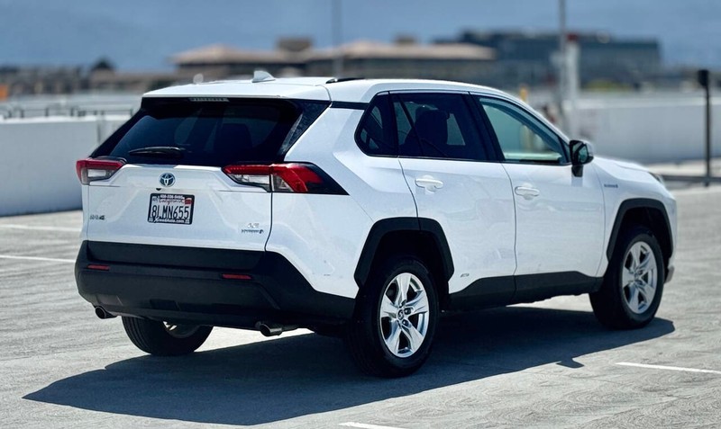Toyota RAV4 Hybrid Vehicle Full-screen Gallery Image 07