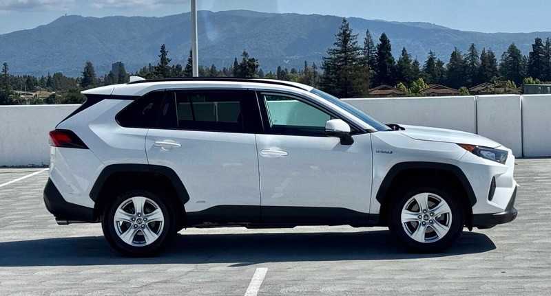 Toyota RAV4 Hybrid Vehicle Full-screen Gallery Image 08
