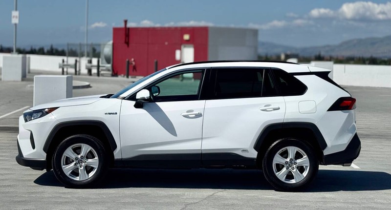 Toyota RAV4 Hybrid Vehicle Full-screen Gallery Image 09