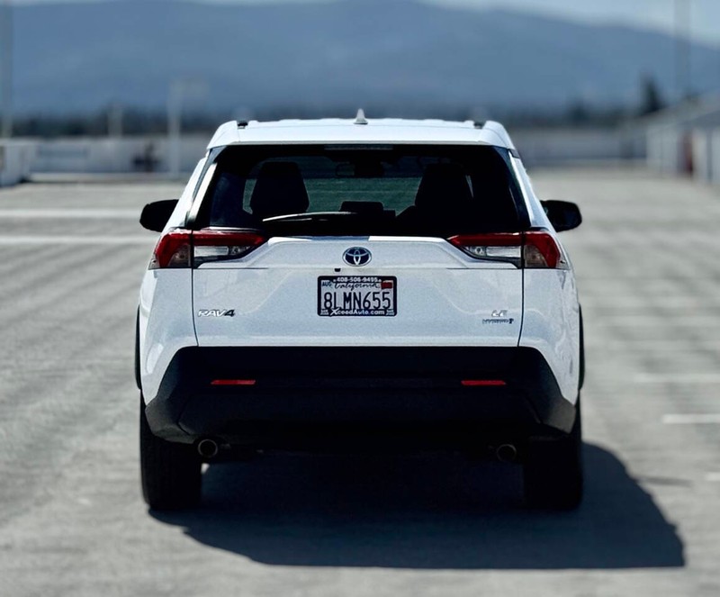 Toyota RAV4 Hybrid Vehicle Full-screen Gallery Image 10