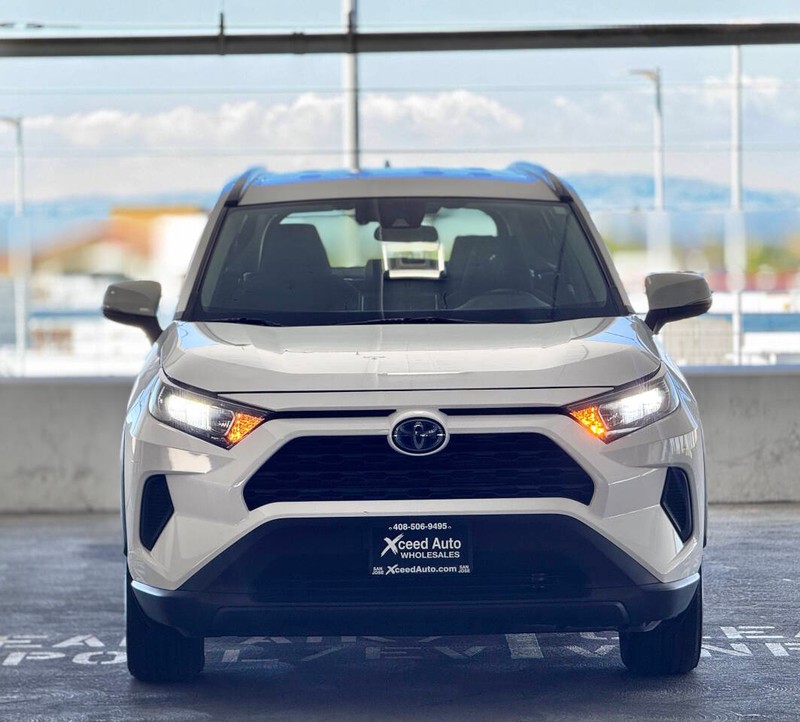 Toyota RAV4 Hybrid Vehicle Full-screen Gallery Image 11