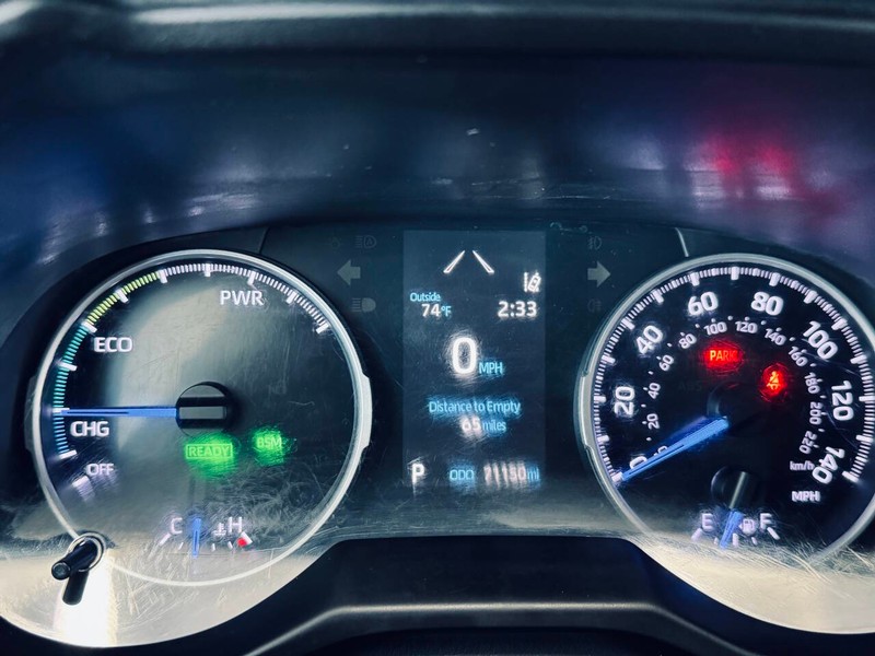 Toyota RAV4 Hybrid Vehicle Full-screen Gallery Image 13