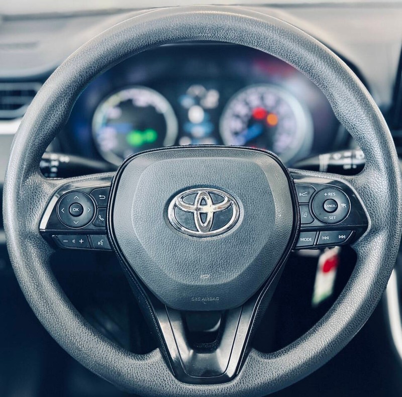 Toyota RAV4 Hybrid Vehicle Full-screen Gallery Image 14