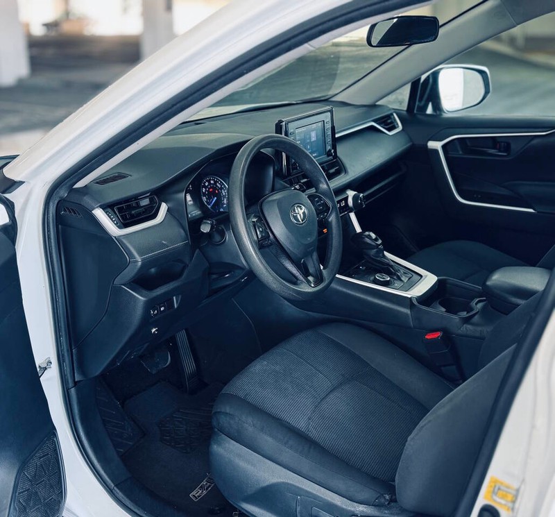 Toyota RAV4 Hybrid Vehicle Full-screen Gallery Image 17