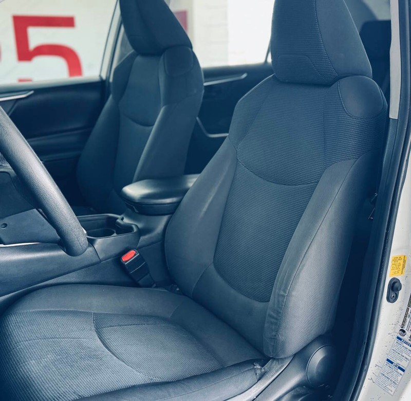 Toyota RAV4 Hybrid Vehicle Full-screen Gallery Image 18