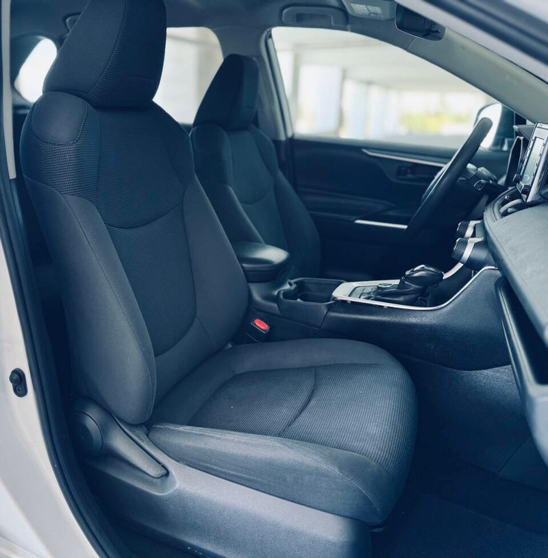 Toyota RAV4 Hybrid Vehicle Full-screen Gallery Image 19