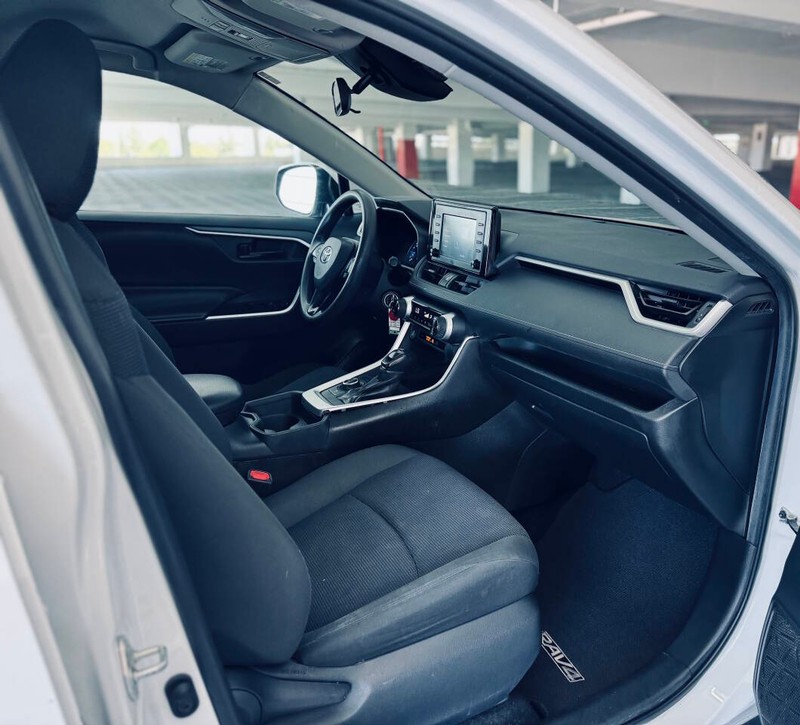 Toyota RAV4 Hybrid Vehicle Full-screen Gallery Image 20