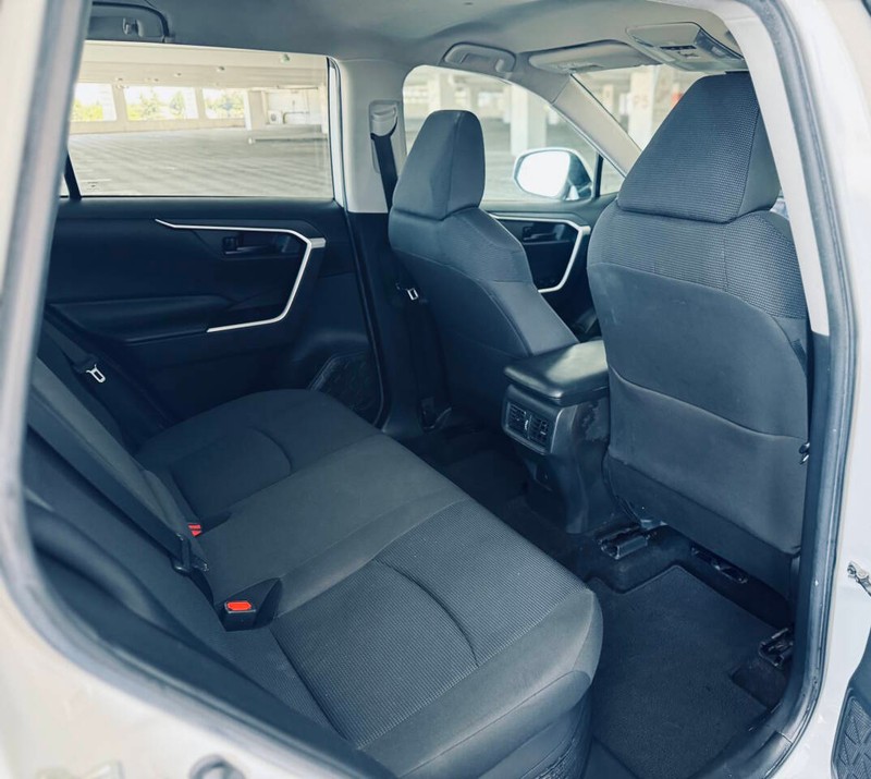 Toyota RAV4 Hybrid Vehicle Full-screen Gallery Image 21
