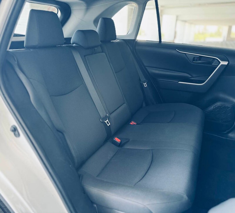 Toyota RAV4 Hybrid Vehicle Full-screen Gallery Image 22