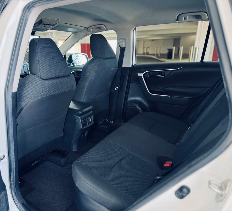 Toyota RAV4 Hybrid Vehicle Full-screen Gallery Image 23