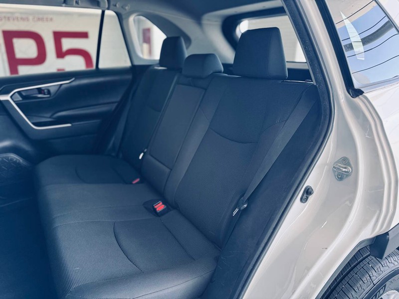 Toyota RAV4 Hybrid Vehicle Full-screen Gallery Image 24
