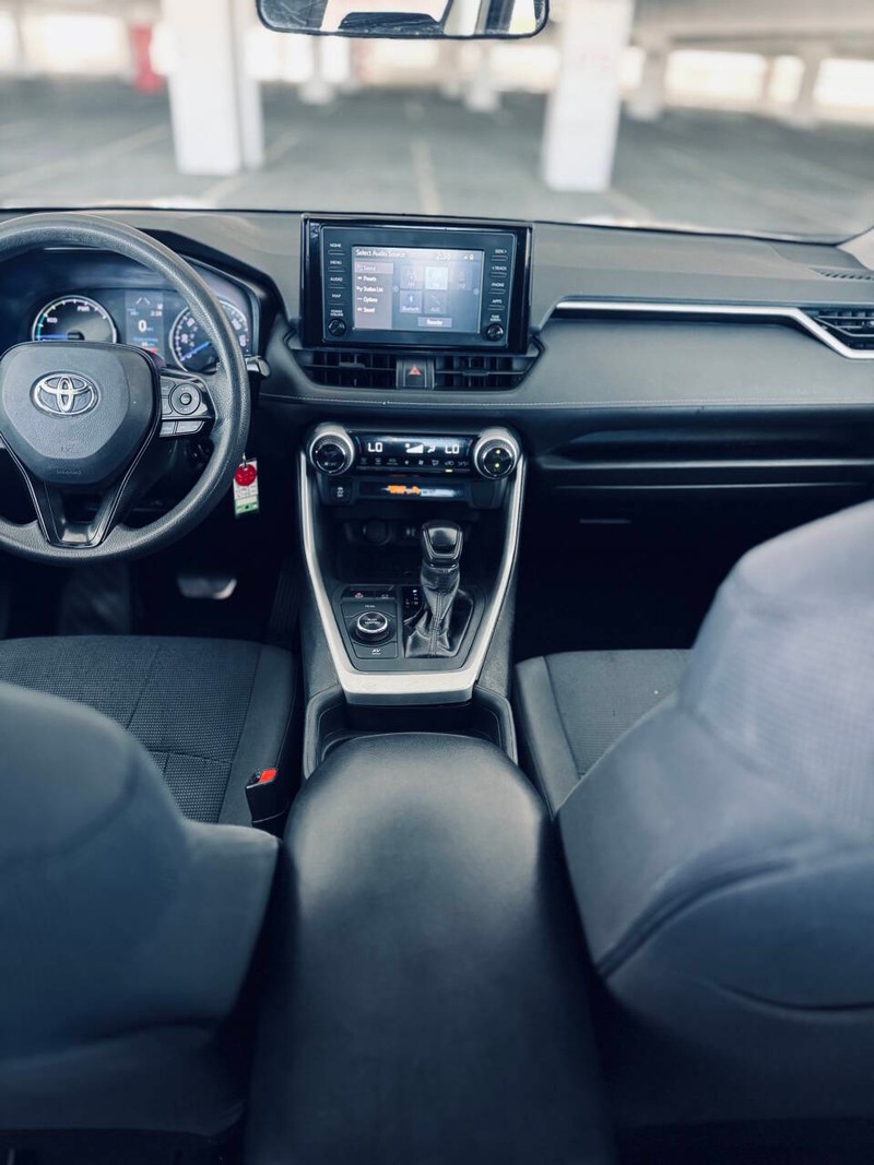 Toyota RAV4 Hybrid Vehicle Full-screen Gallery Image 25