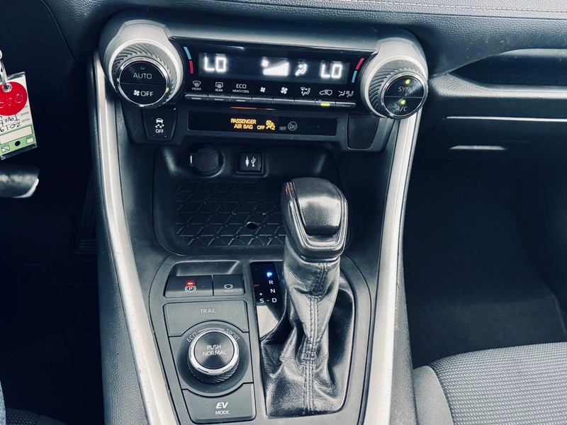 Toyota RAV4 Hybrid Vehicle Full-screen Gallery Image 29
