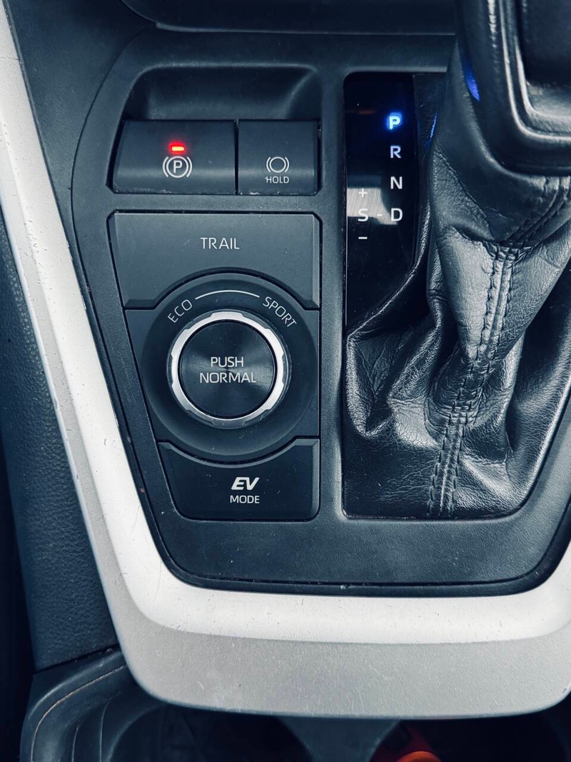 Toyota RAV4 Hybrid Vehicle Full-screen Gallery Image 30