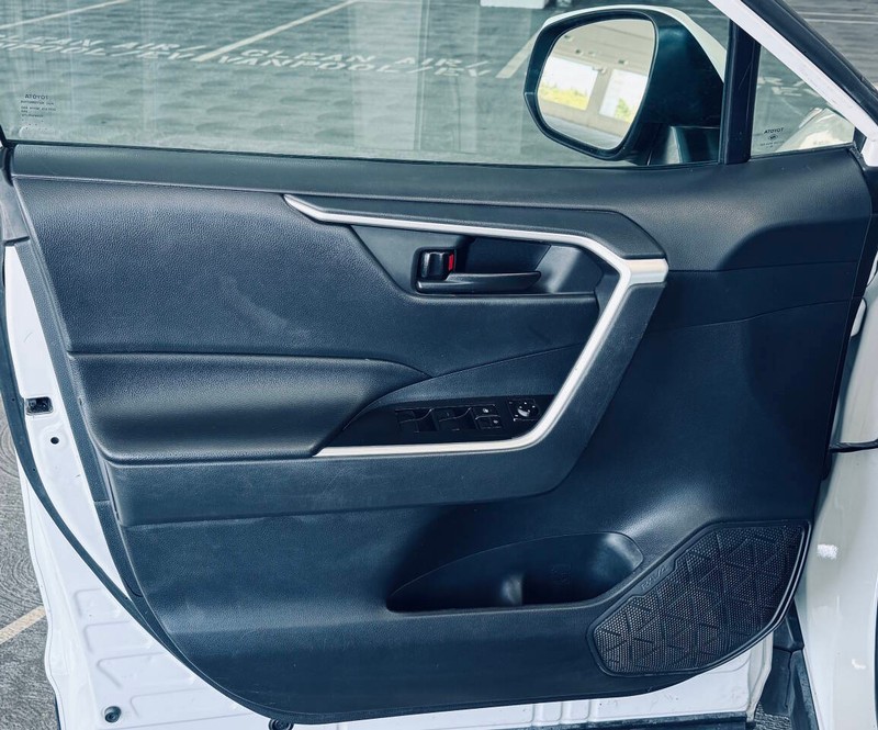 Toyota RAV4 Hybrid Vehicle Full-screen Gallery Image 32