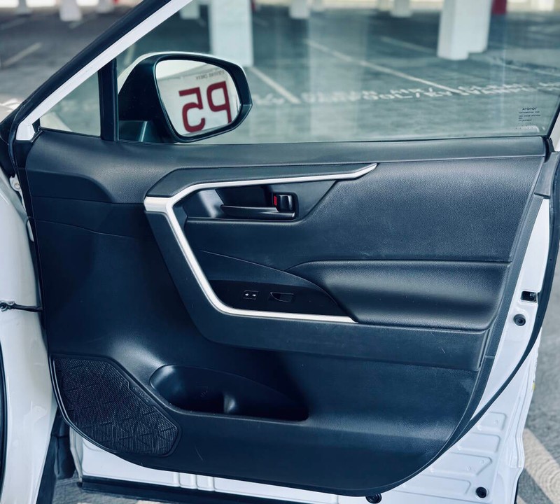 Toyota RAV4 Hybrid Vehicle Full-screen Gallery Image 33