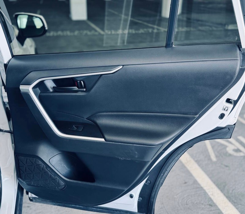 Toyota RAV4 Hybrid Vehicle Full-screen Gallery Image 34
