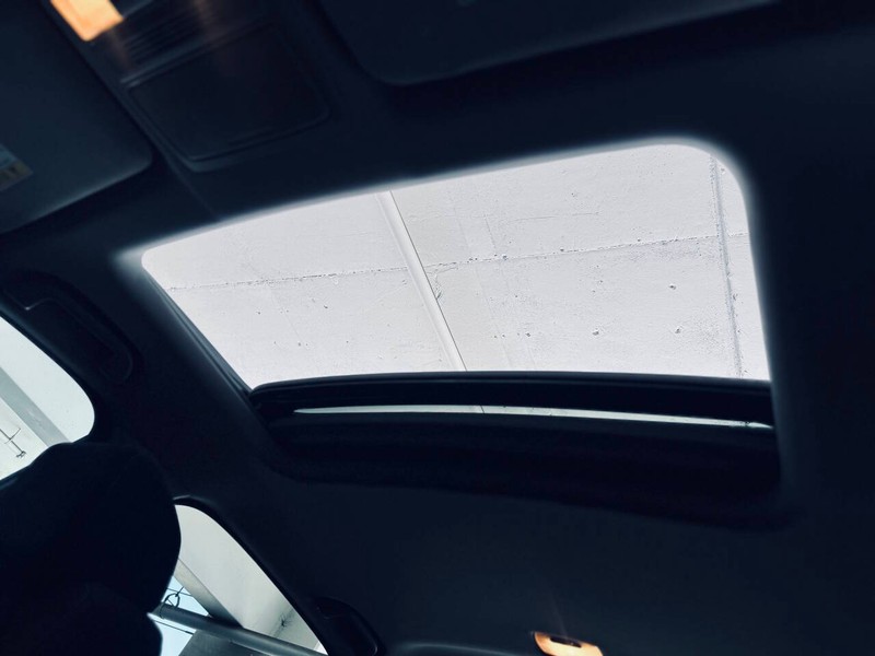 Honda CR-V Hybrid Vehicle Full-screen Gallery Image 36